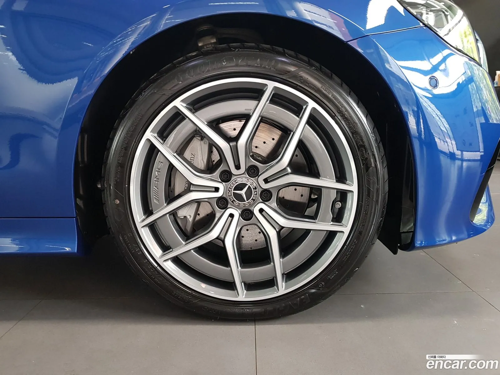 Mercedes-Benz E-Klasse E300D 4Matic Coupe 2023 - фотография 13534566
