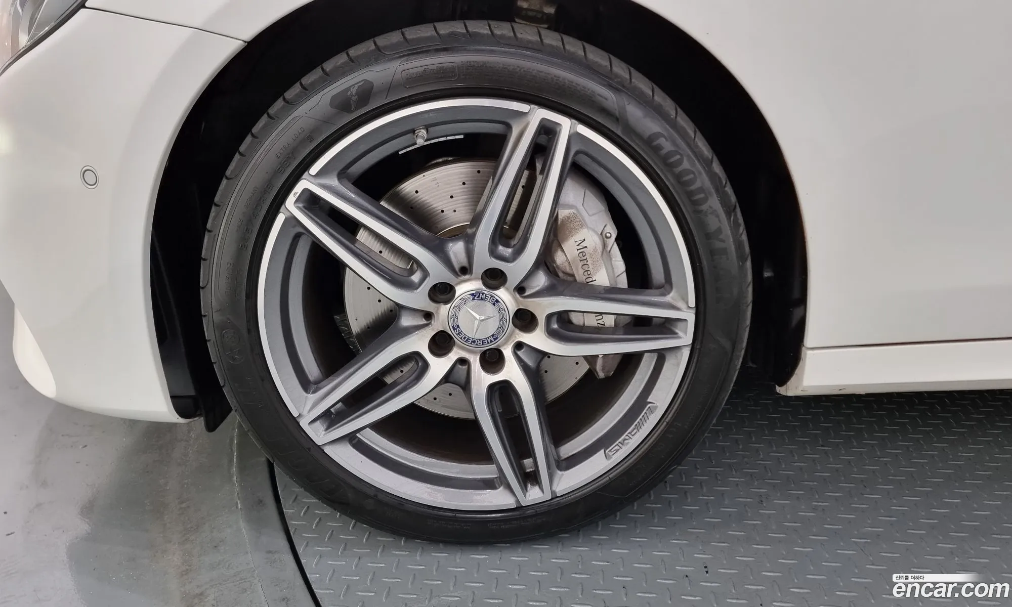 Mercedes-Benz E-Klasse E350D 2017 - фотография 12585813