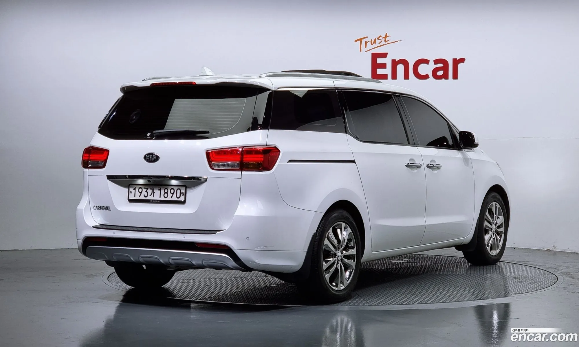 Kia Carnival 9-Seater Luxury 2018 - фотография 12607886
