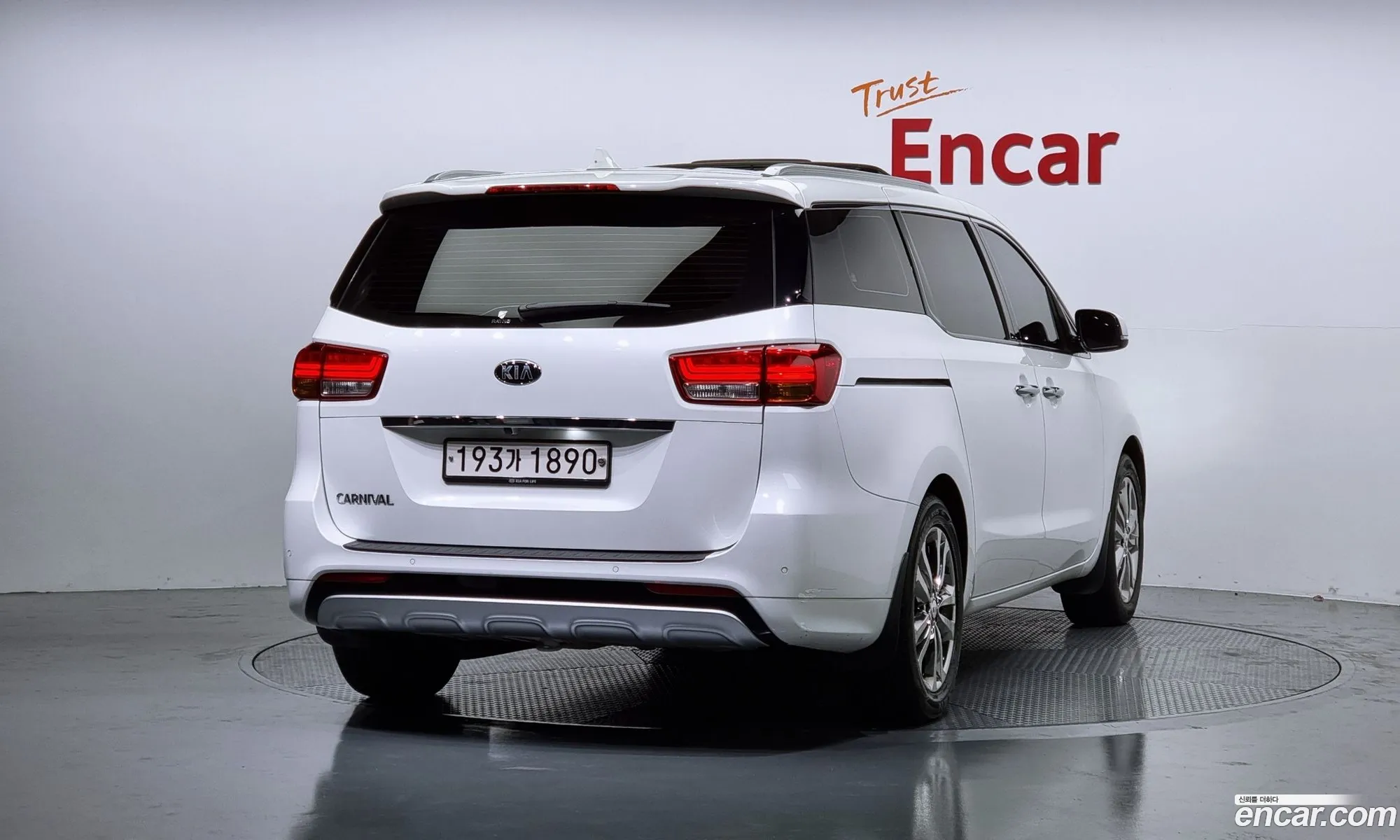 Kia Carnival 9-Seater Luxury 2018 - фотография 12607888