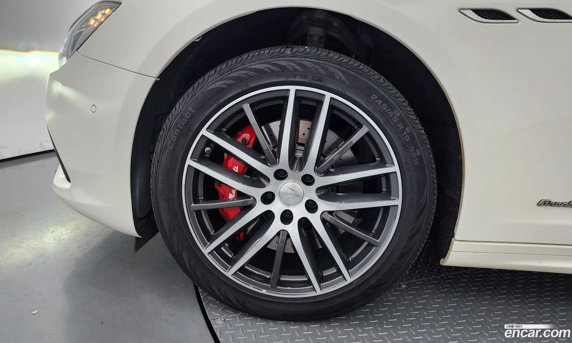 Maserati Ghibli 30 Gran Sports 2020 - фотография 12595171