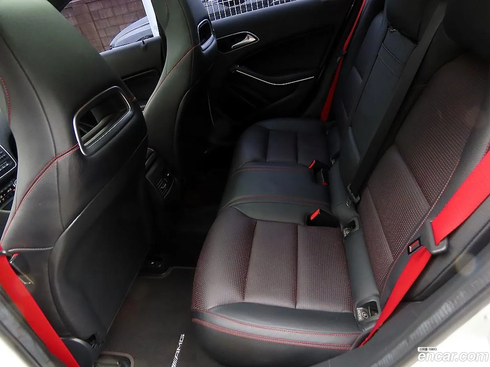 Benz A-Class W176 A45 Amg 4Matic - фотография 12707635