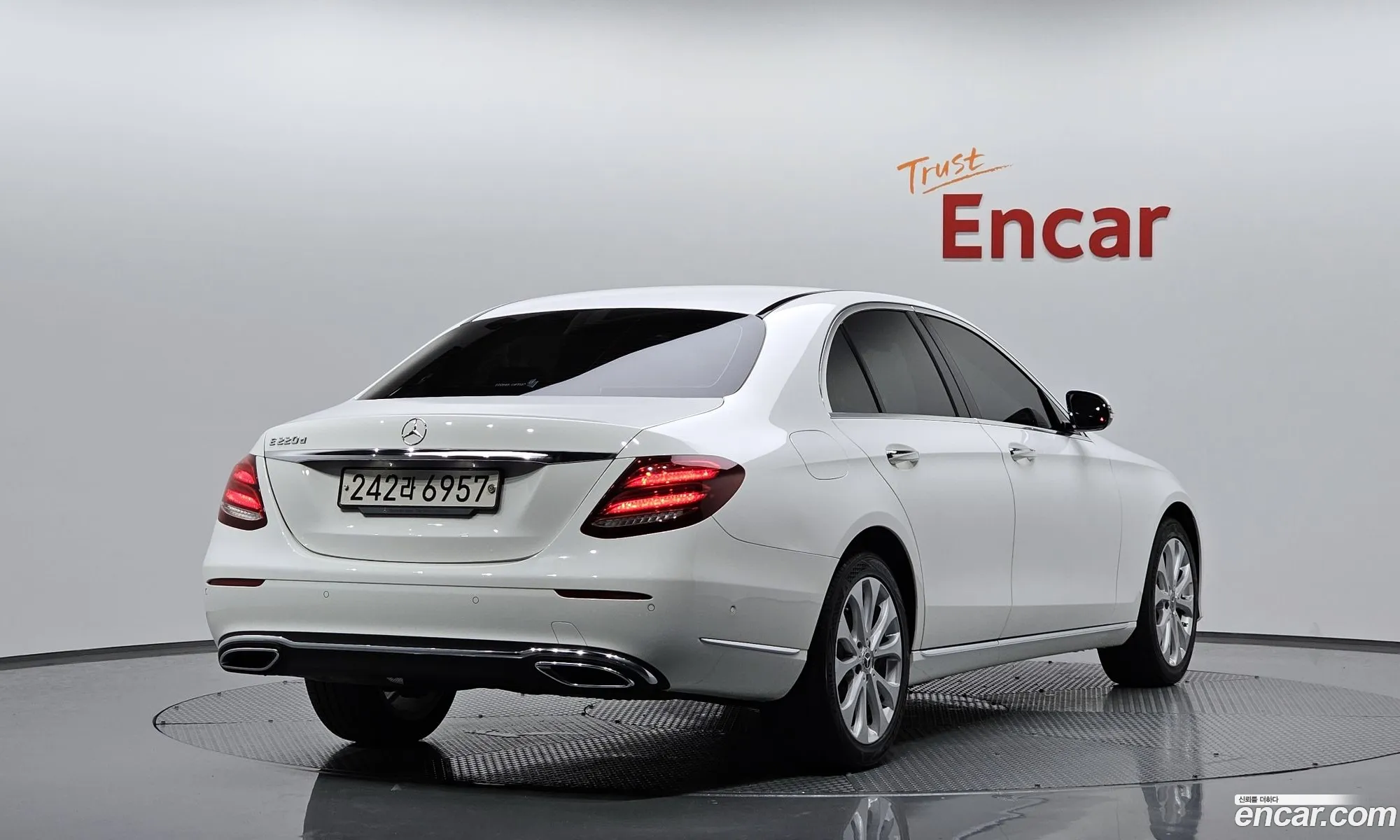 Benz E-Class W213 E220D Exclusive - фотография 12254797