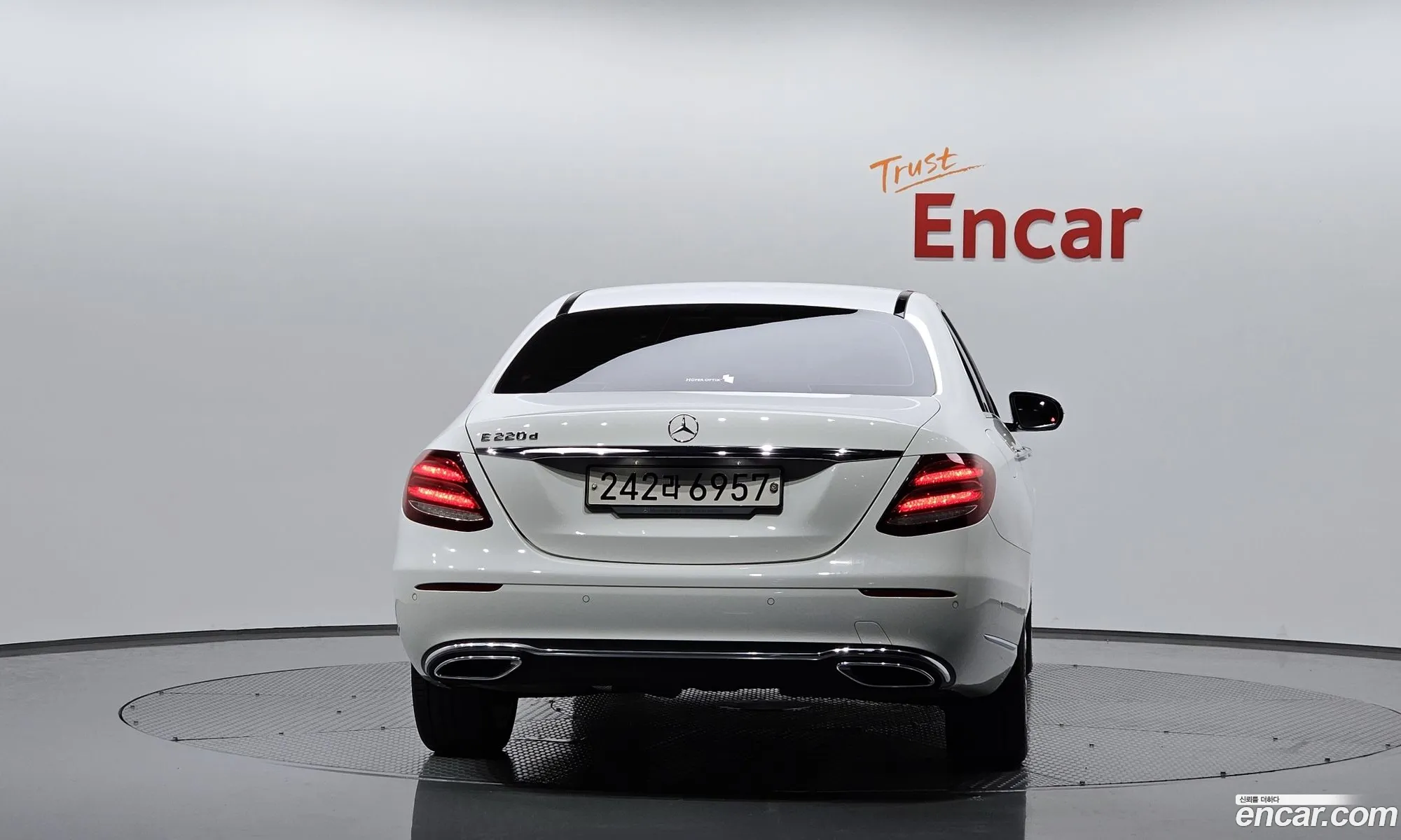 Benz E-Class W213 E220D Exclusive - фотография 12254799