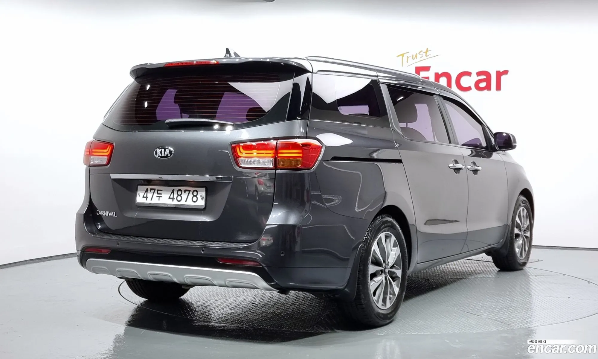 Kia Carnival 9-Seater Prestige 2015 - фотография 15815041