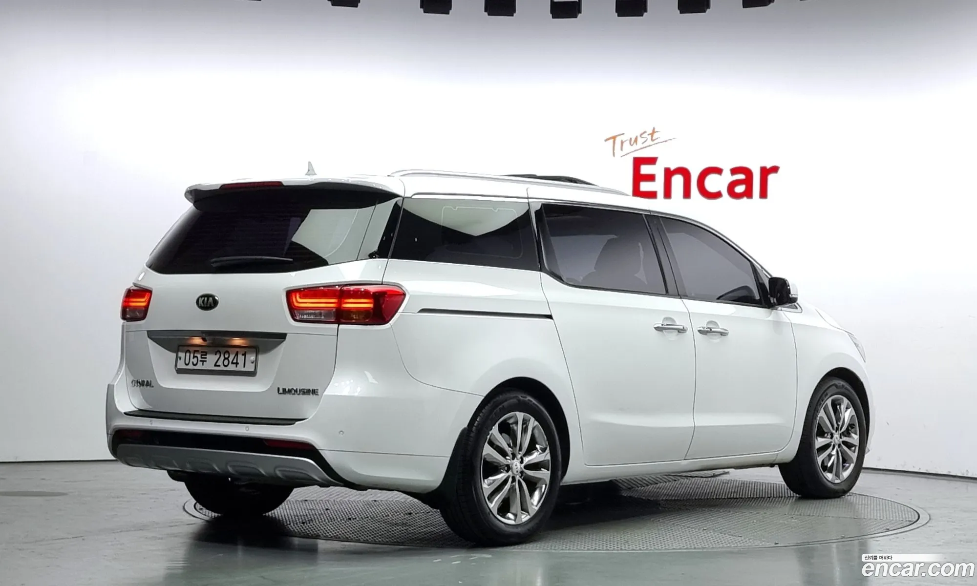 Kia Carnival 7-Seater Limousine 2016 - фотография 11940304