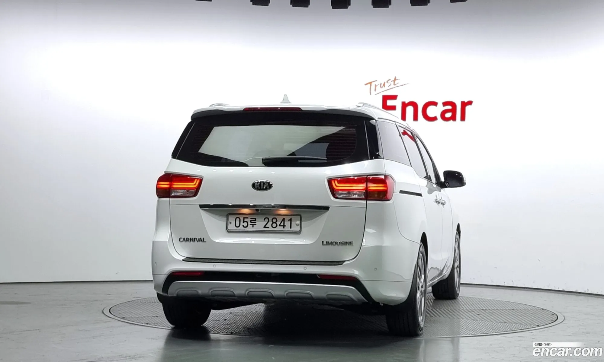 Kia Carnival 7-Seater Limousine 2016 - фотография 11940306