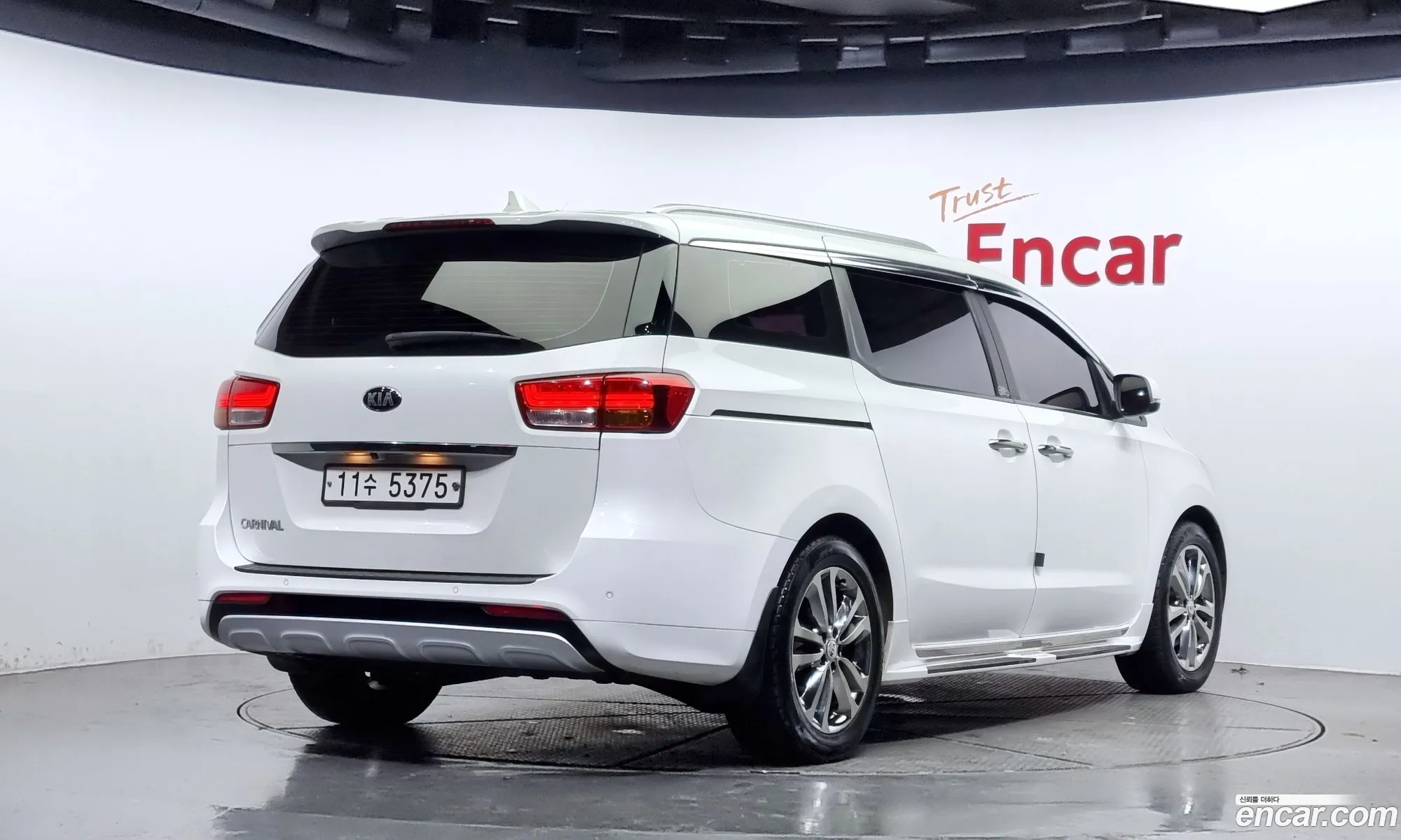 Kia Carnival 9-Seater Prestige 2016 - фотография 13565651