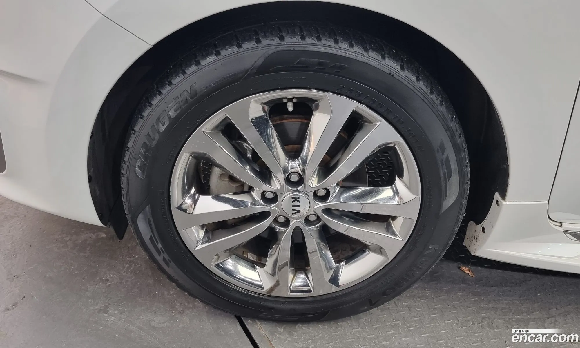 Kia Carnival 9-Seater Prestige 2016 - фотография 13565654