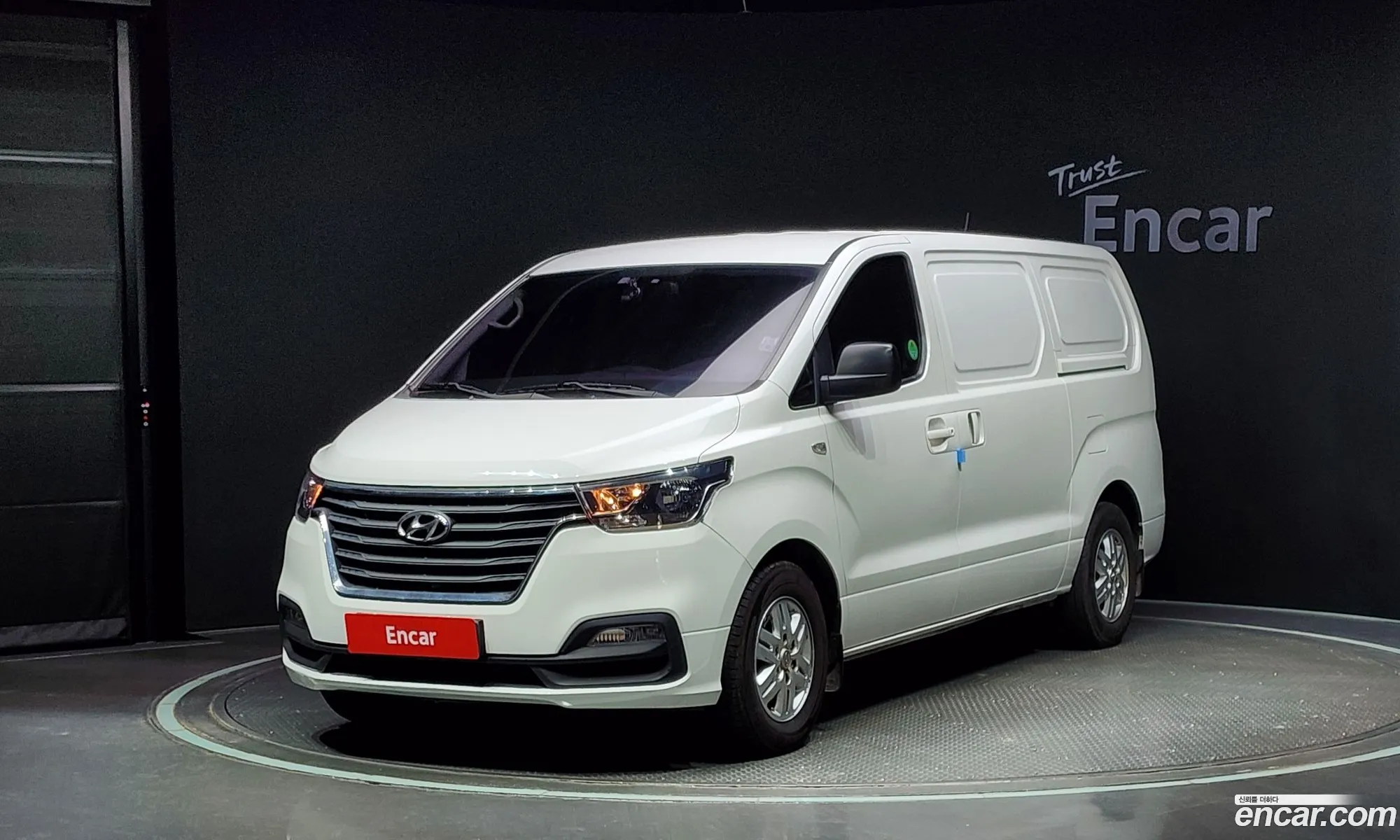Hyundai Starex 3-Seater Van 2019 - фотография 11612849