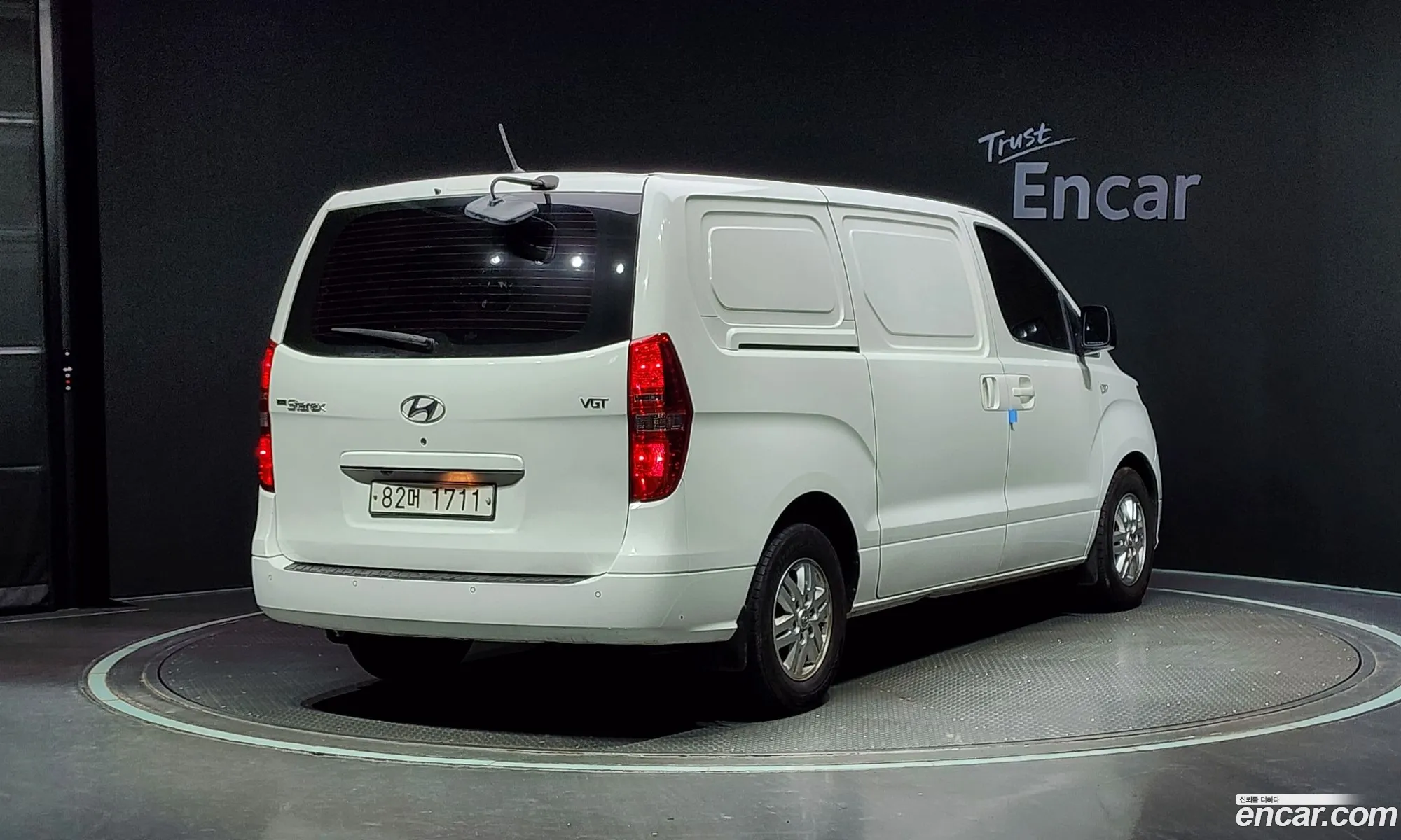Hyundai Starex 3-Seater Van 2019 - фотография 11612850