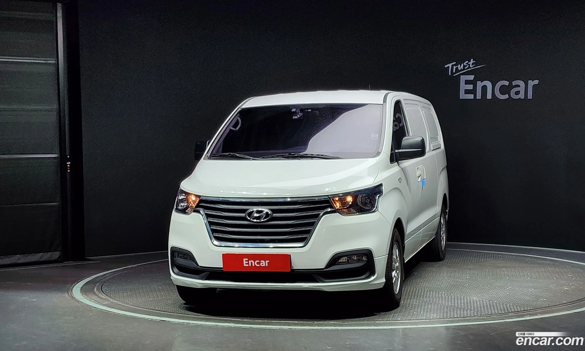 Hyundai Starex 3-Seater Van 2019 - фотография 11612851