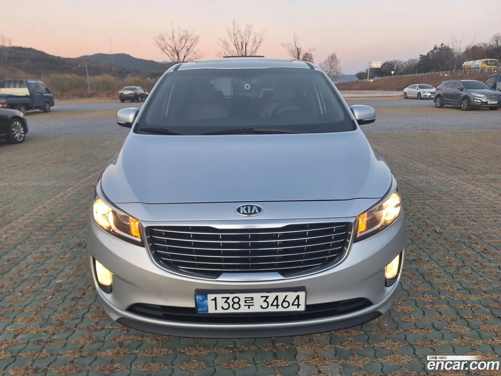 Kia Carnival 11-Seater Luxury 2015 - фотография 19670313