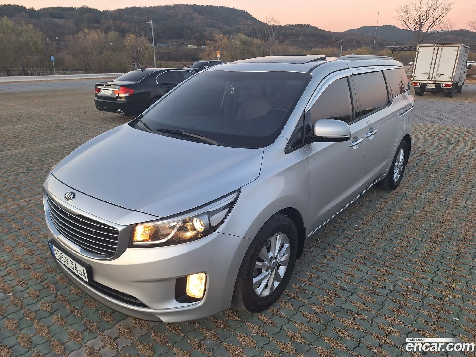 Kia Carnival 11-Seater Luxury 2015 - фотография 19670314