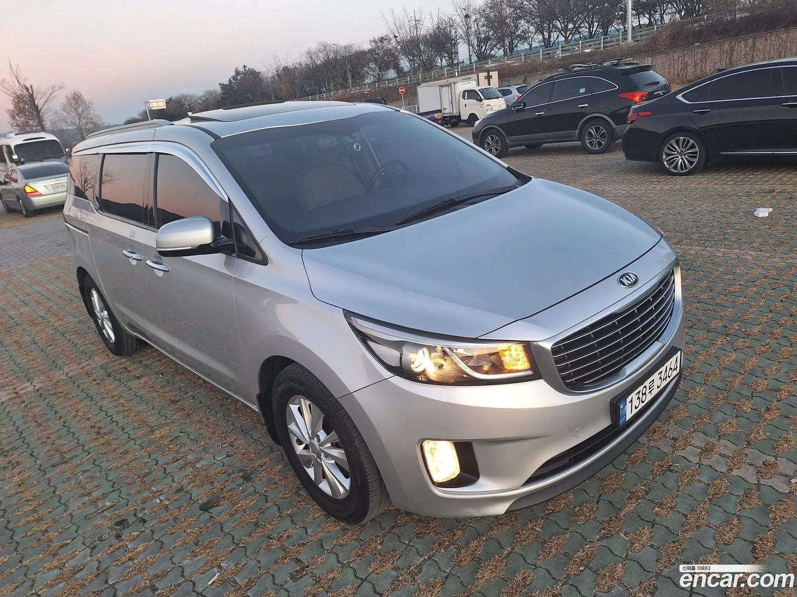 Kia Carnival 11-Seater Luxury 2015 - фотография 19670315