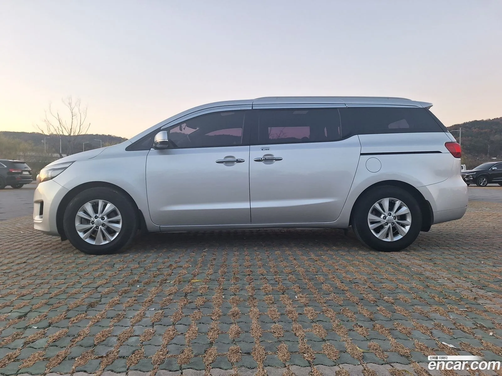 Kia Carnival 11-Seater Luxury 2015 - фотография 19670316