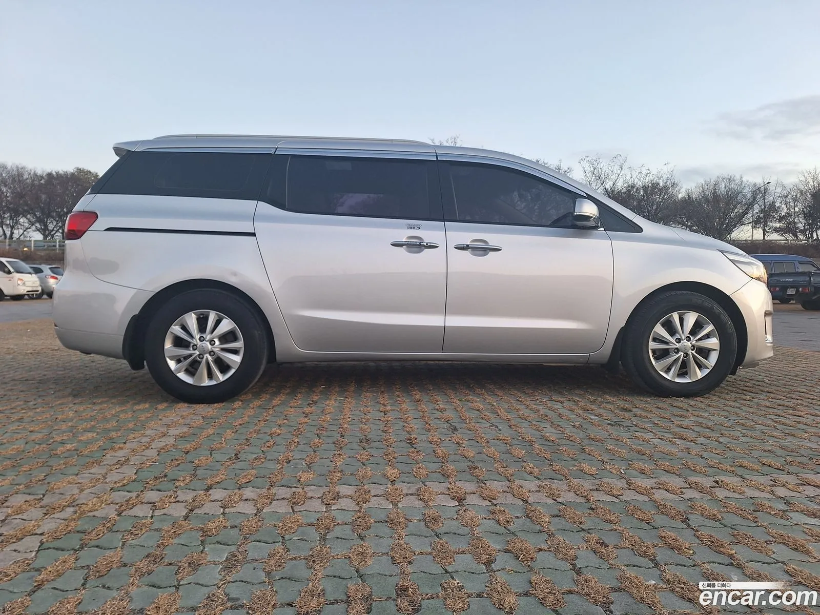 Kia Carnival 11-Seater Luxury 2015 - фотография 19670317