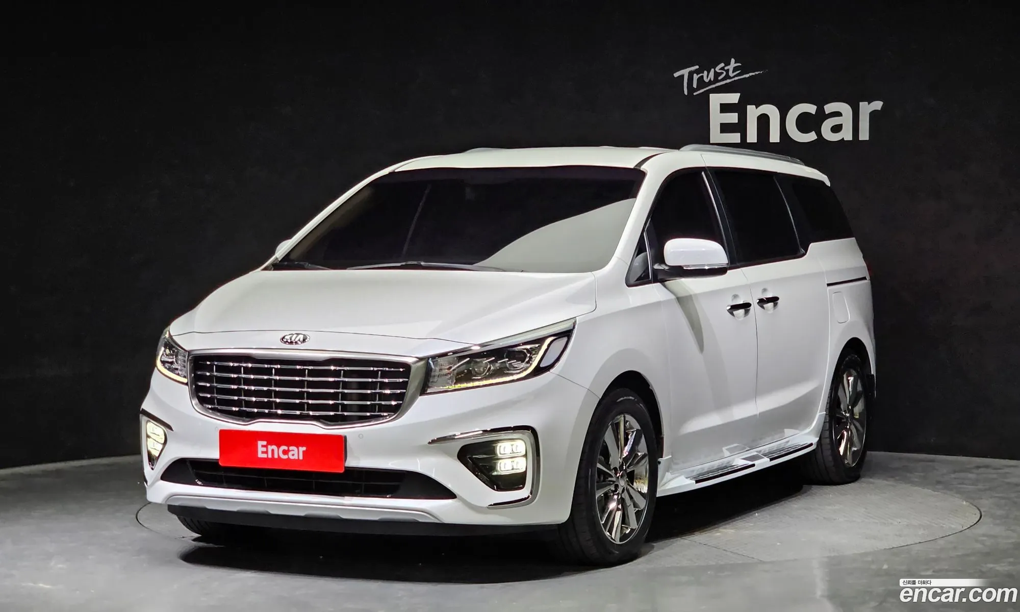 Kia Carnival 9-Seater Luxury 2020 - фотография 11217336