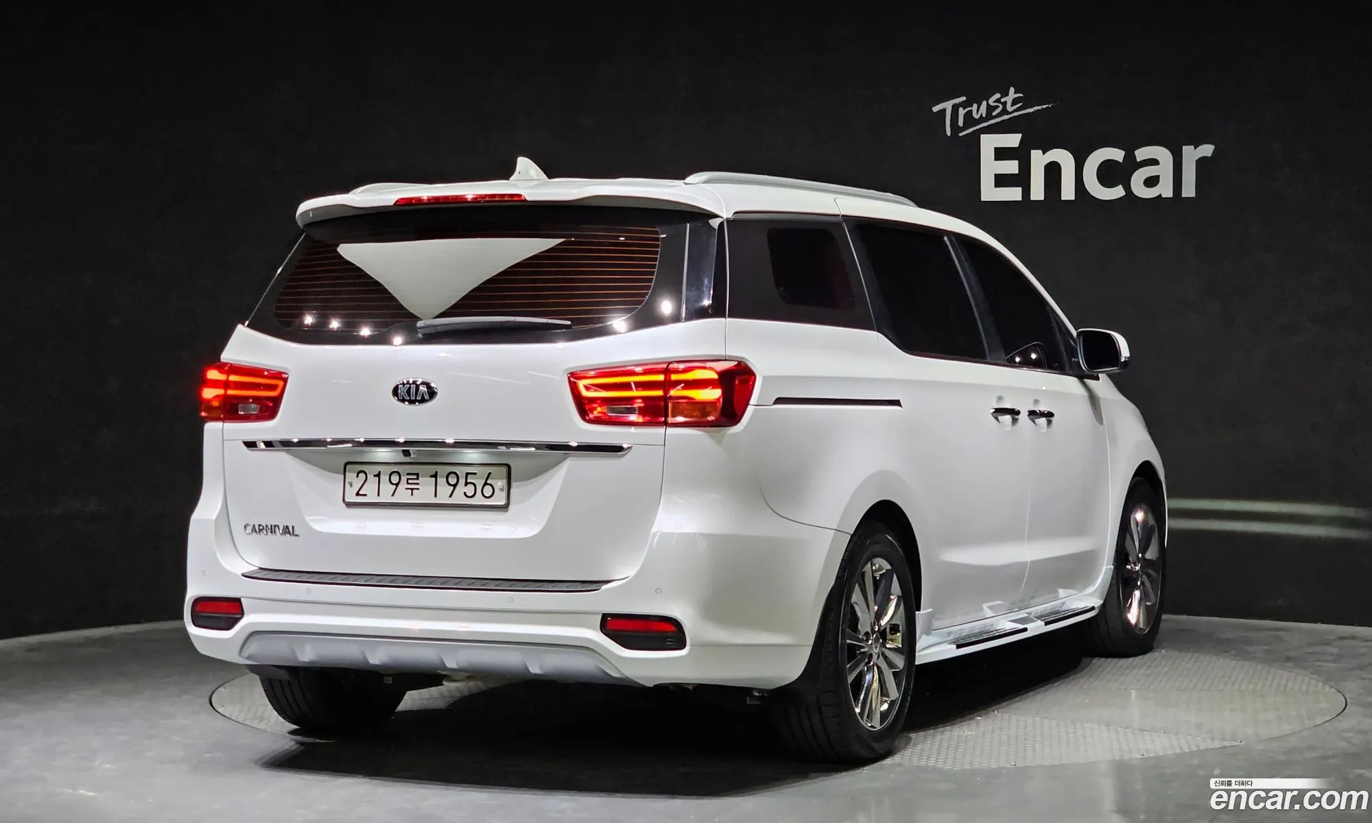 Kia Carnival 9-Seater Luxury 2020 - фотография 11217337
