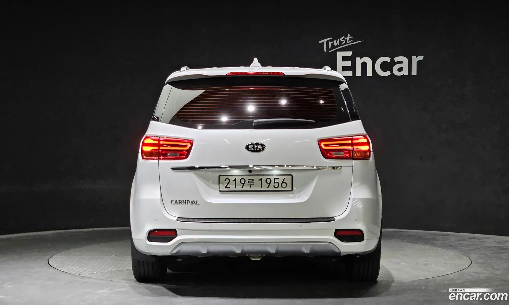 Kia Carnival 9-Seater Luxury 2020 - фотография 11217339