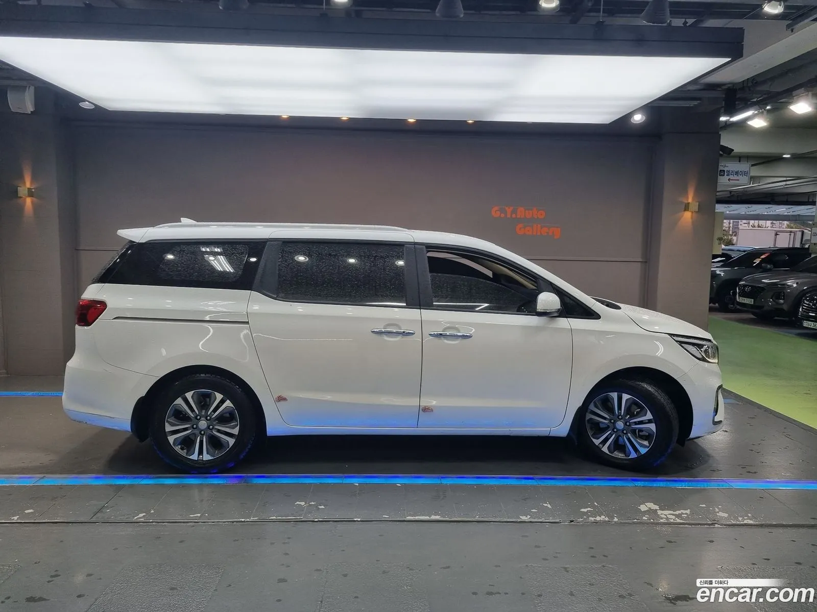 Kia Carnival 9-Seater Luxury 2020 - фотография 19650488