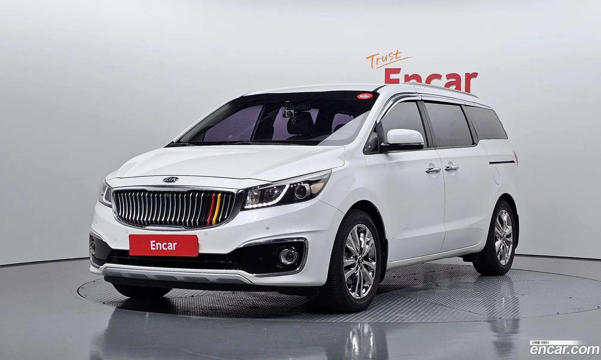 Kia Carnival 9-Seater Prestige 2015 - фотография 11190550