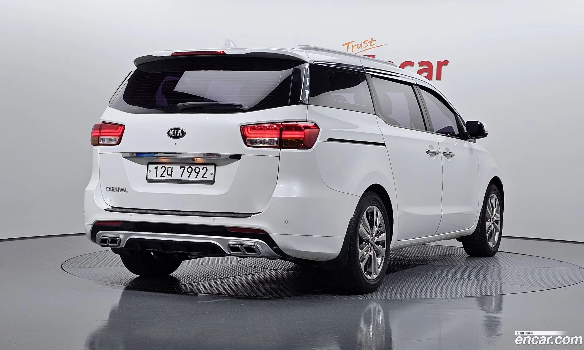 Kia Carnival 9-Seater Prestige 2015 - фотография 11190551