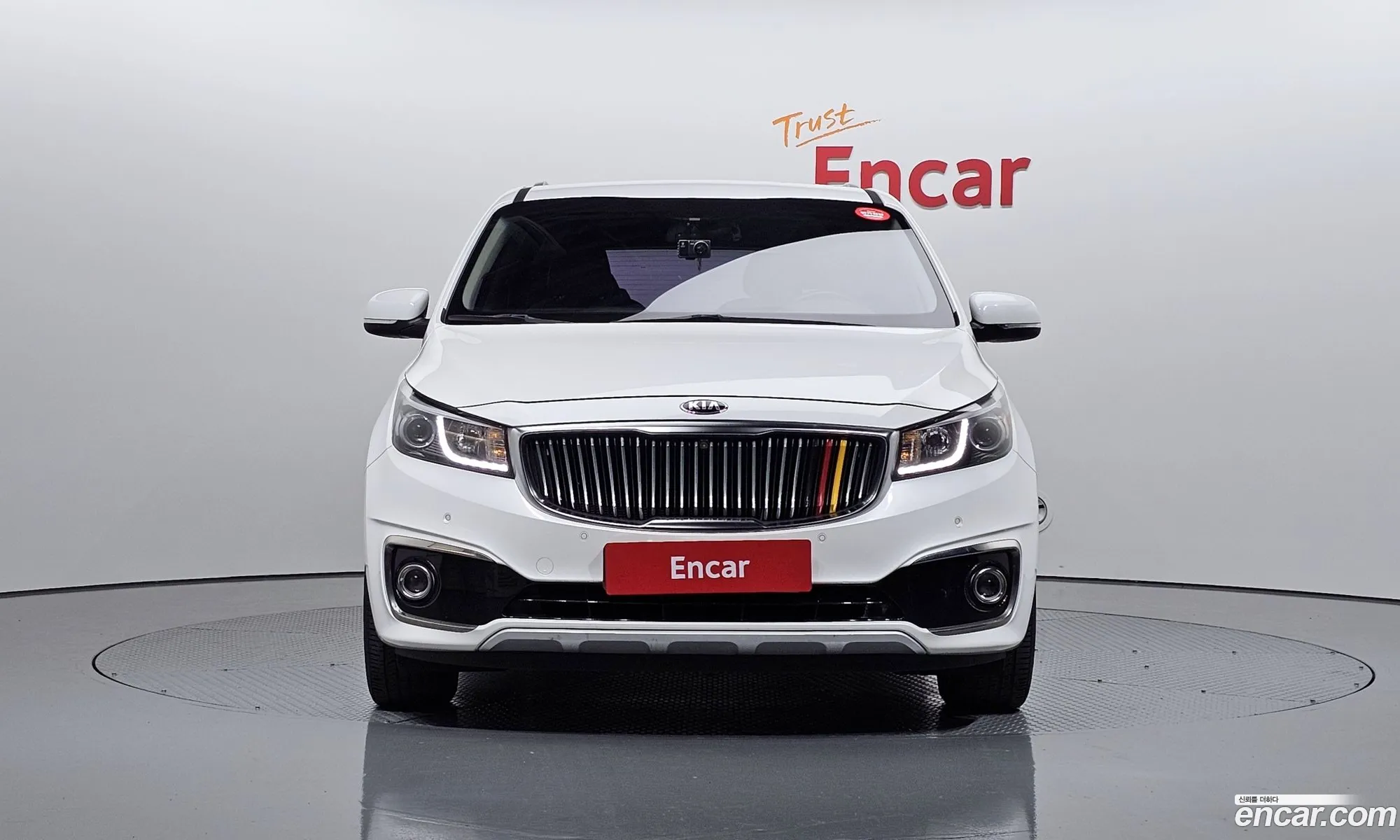 Kia Carnival 9-Seater Prestige 2015 - фотография 11190552