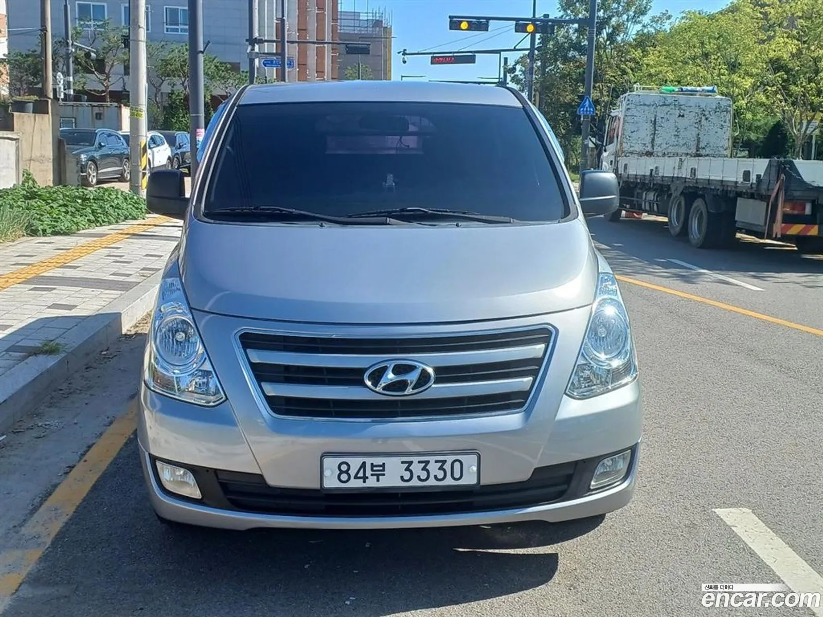 Hyundai Starex 5-Seater Van 2017 - фотография 12097155