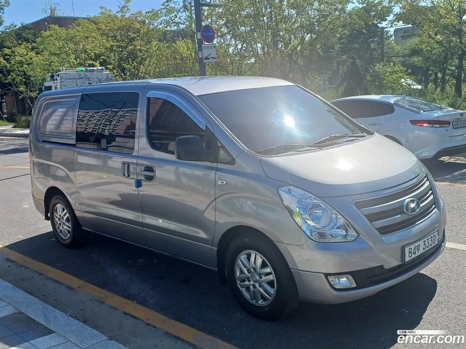 Hyundai Starex 5-Seater Van 2017 - фотография 12097156
