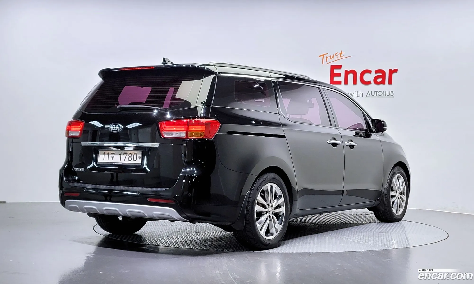 Kia Carnival 9-Seater Noblesse 2016 - фотография 15983504