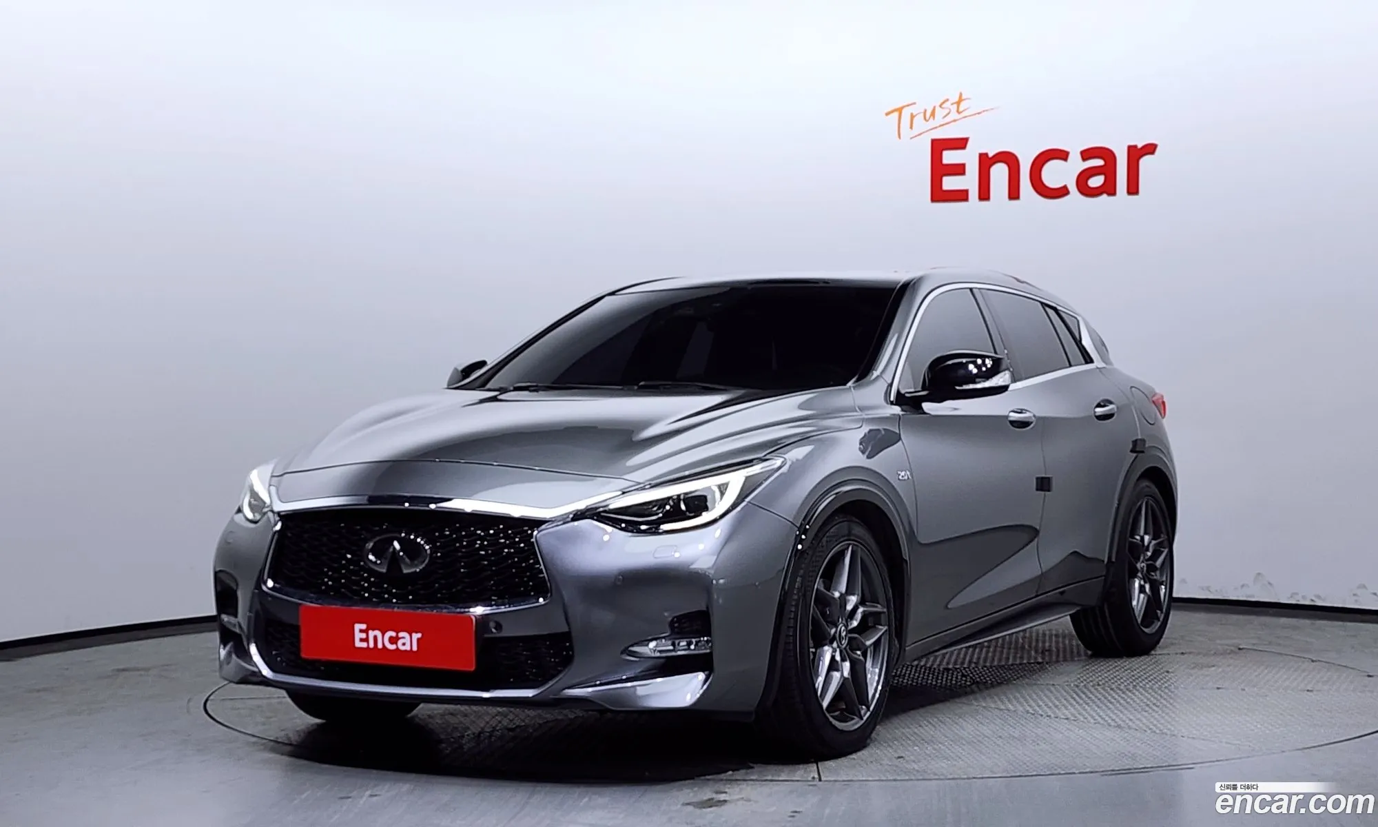 Infiniti Q30 20 Premium - фотография 3794735