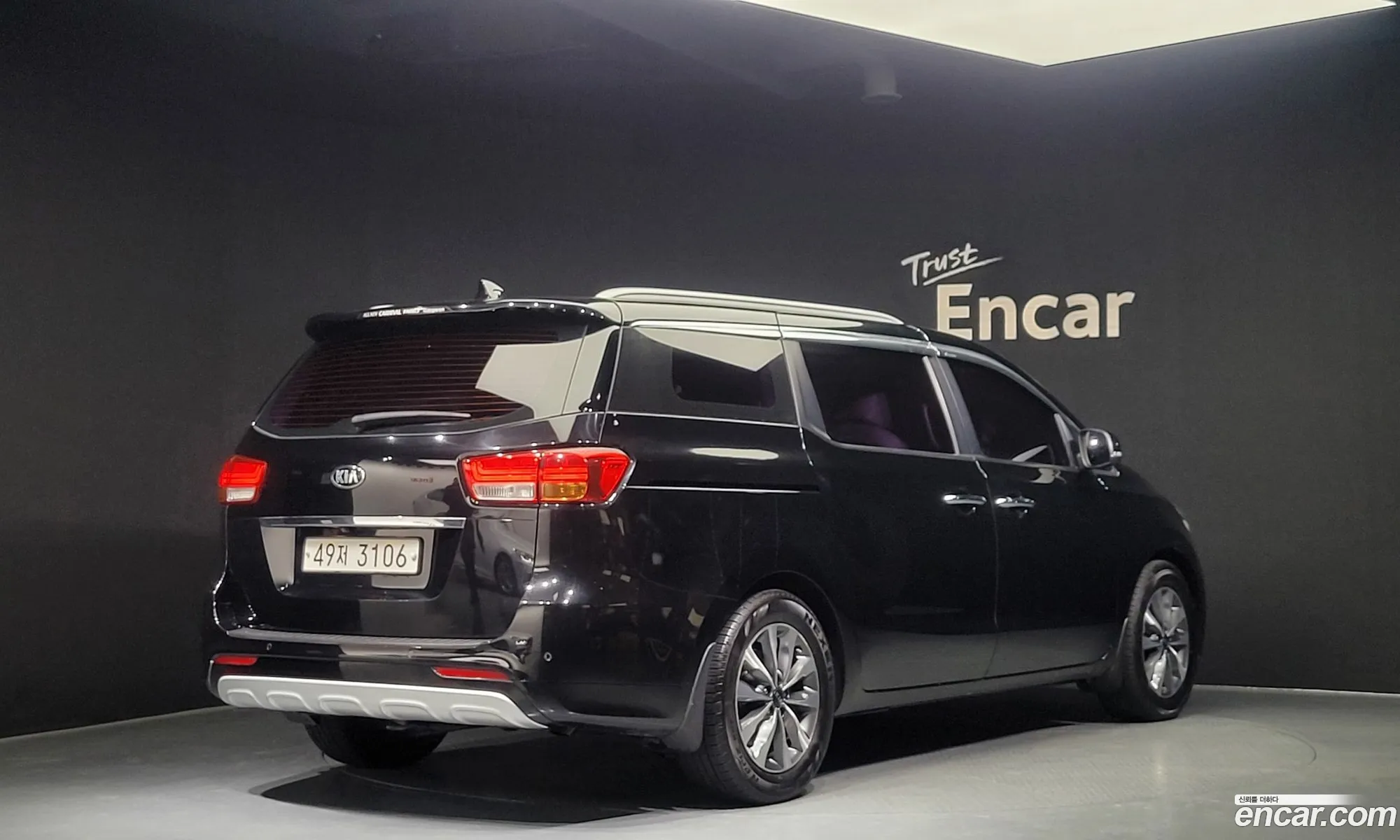 Kia Carnival 9-Seater Luxury 2015 - фотография 11230354