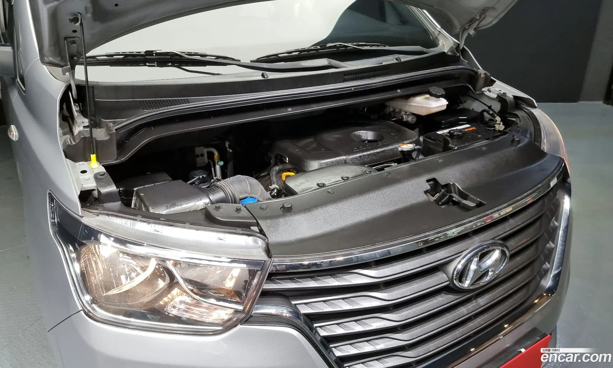 Hyundai Starex 5 Seater Van 2019 - фотография 12003224