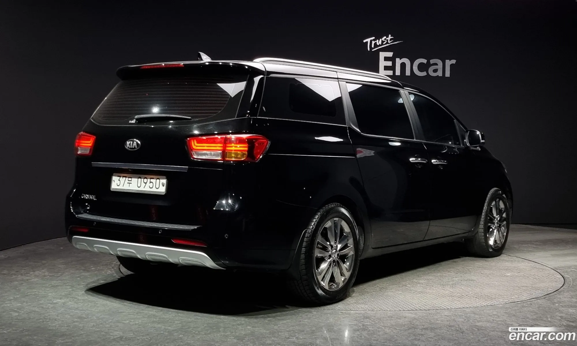 Kia Carnival 9-Seater Prestige 2016 - фотография 13199310