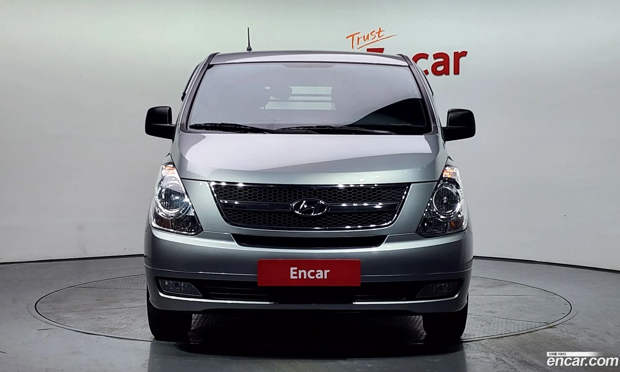 Hyundai Starex 5-Seater Van 2012 - фотография 12824274
