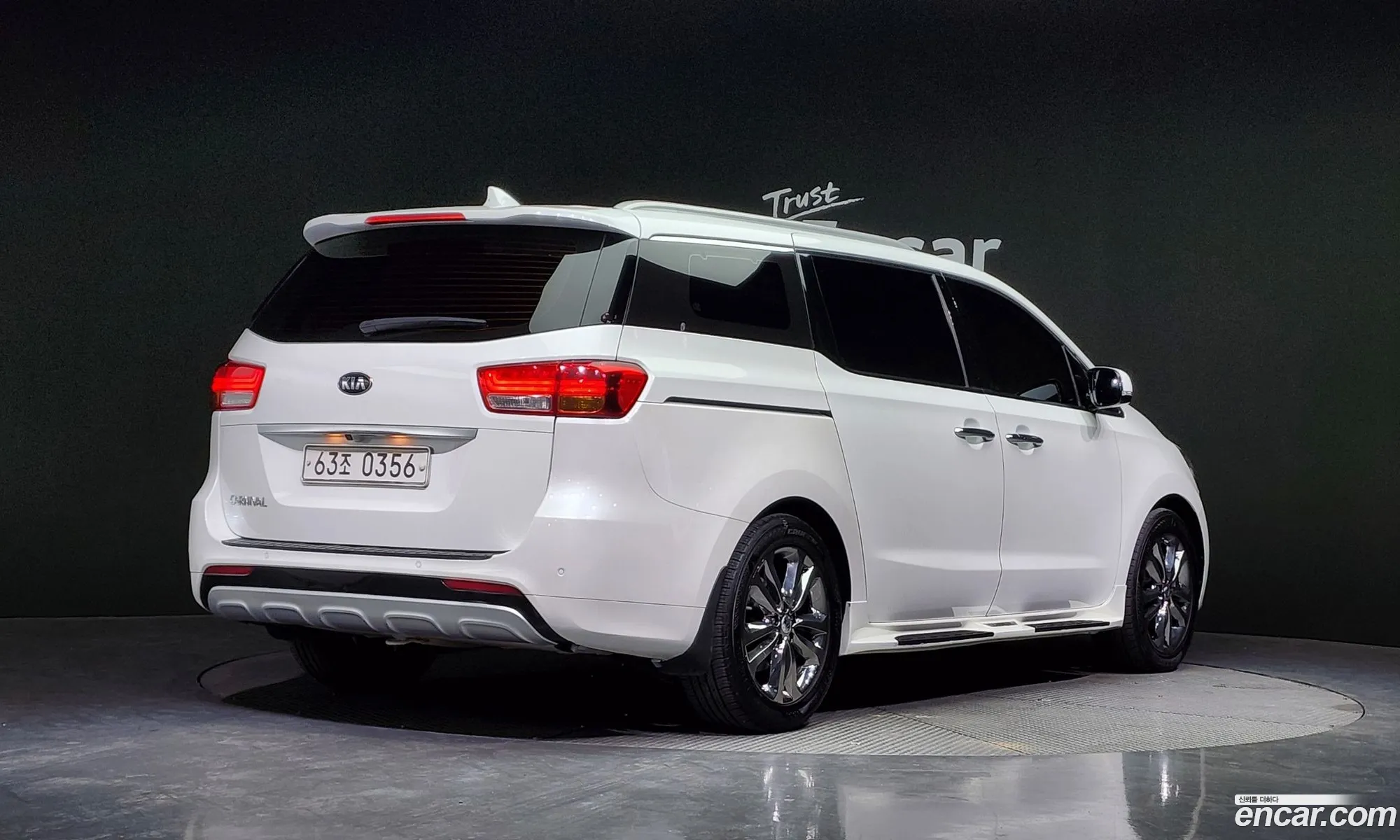 Kia Carnival 9-Seater Prestige 2017 - фотография 19434123