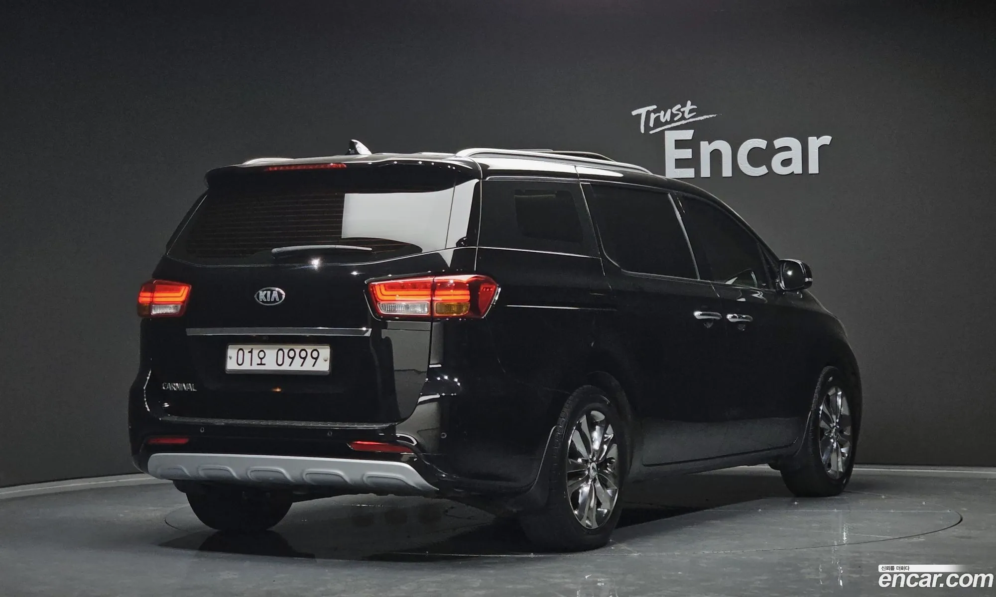 Kia Carnival 9-Seater Prestige 2016 - фотография 12550950