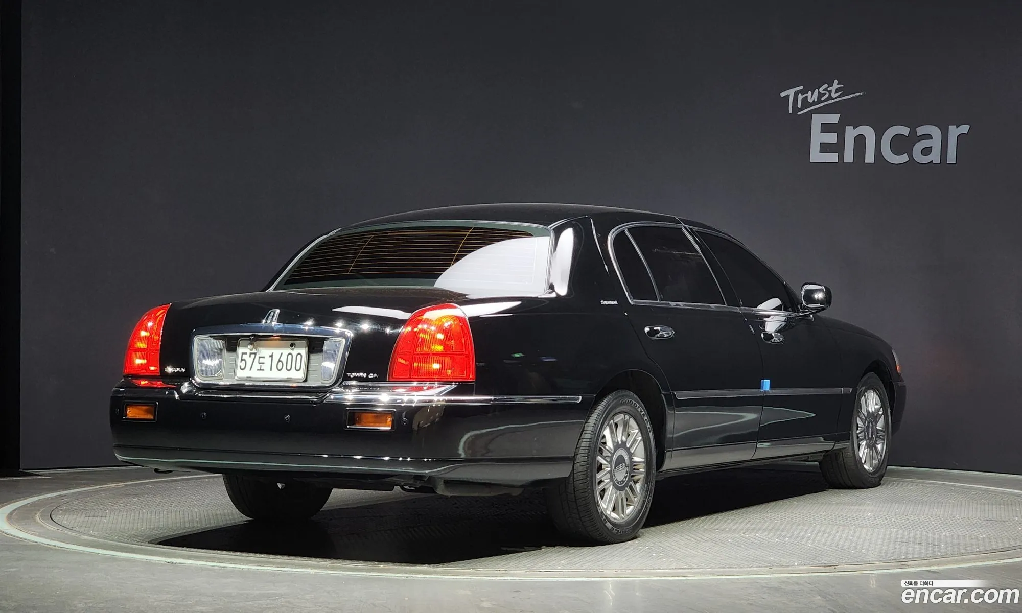 Lincoln Town Car Iii 46L V8 2009 - фотография 14455956