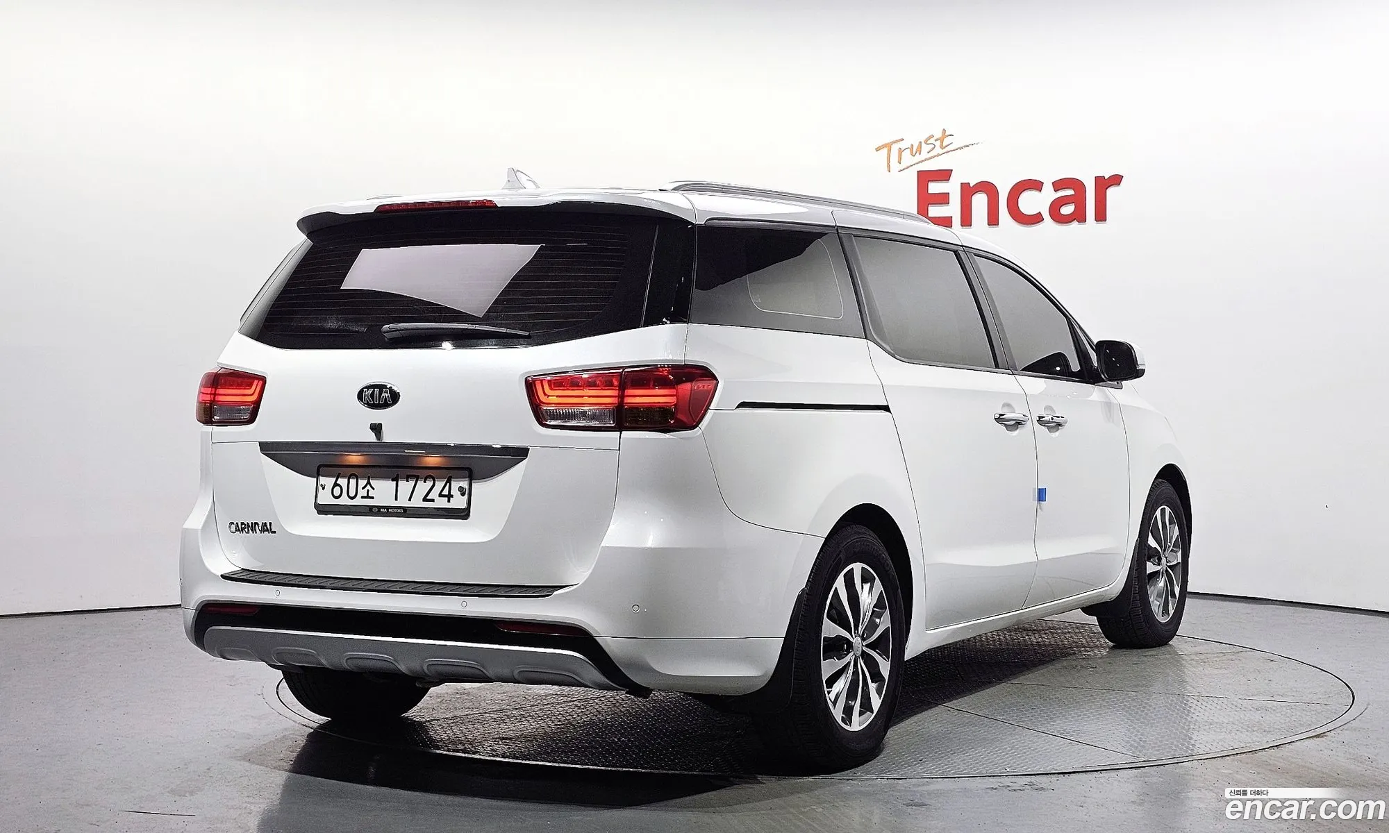 Kia Carnival 9-Seater Luxury 2016 - фотография 15906223