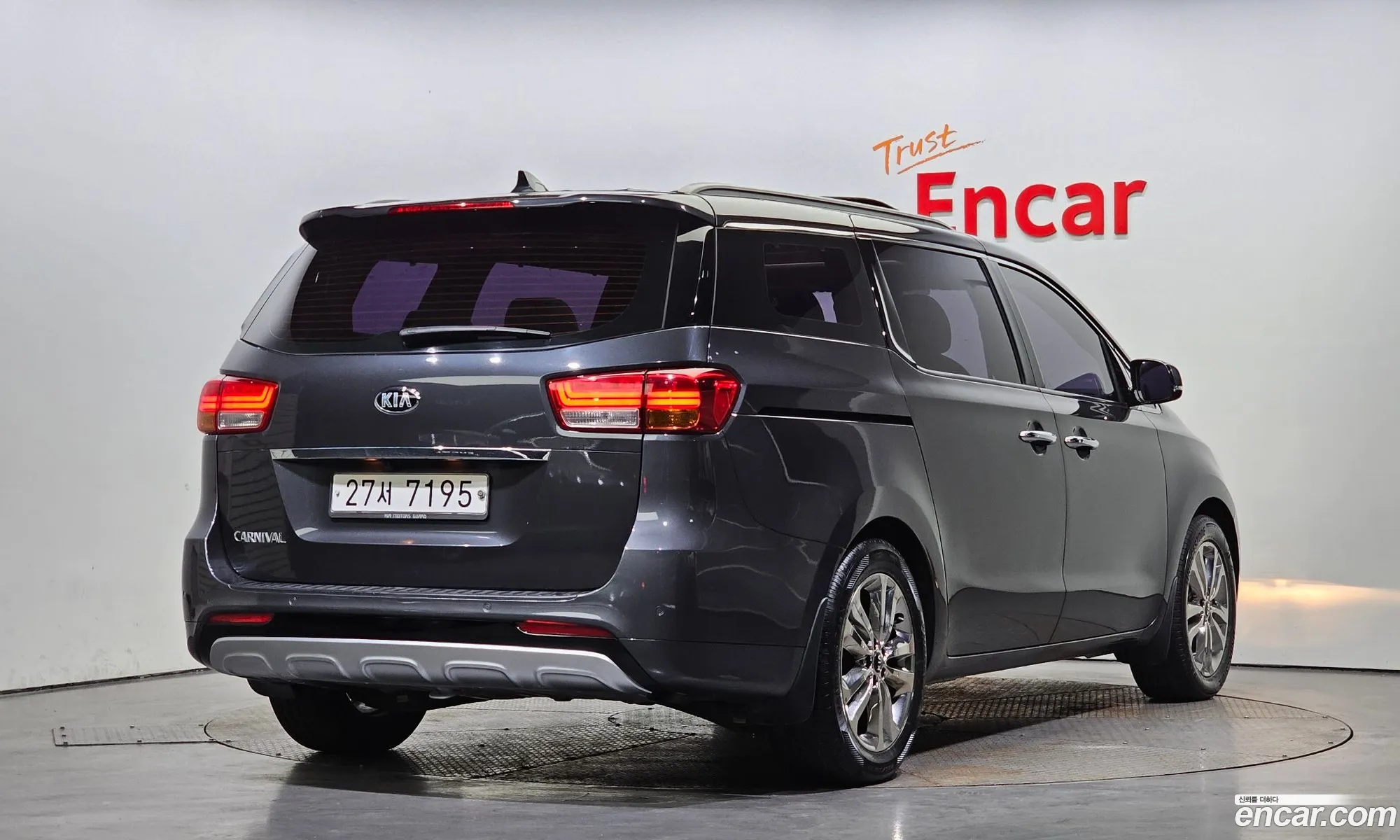 Kia Carnival 9-Seater Prestige 2015 - фотография 18329549