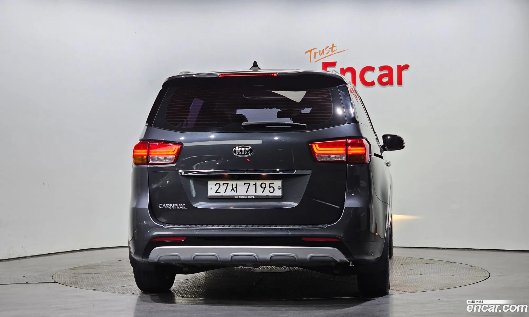 Kia Carnival 9-Seater Prestige 2015 - фотография 18329553