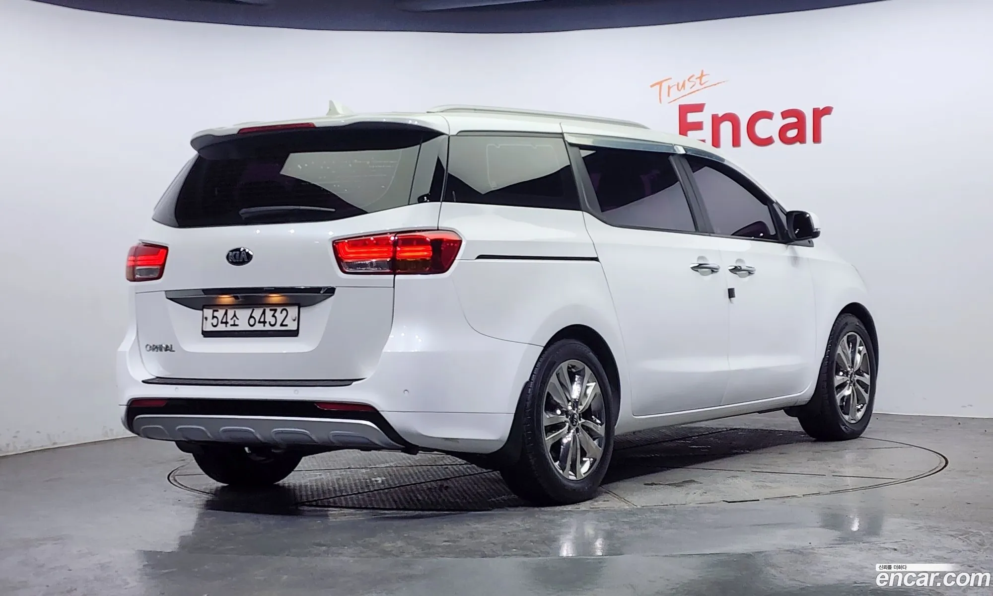 Kia Carnival 9-Seater Prestige 2015 - фотография 11992452
