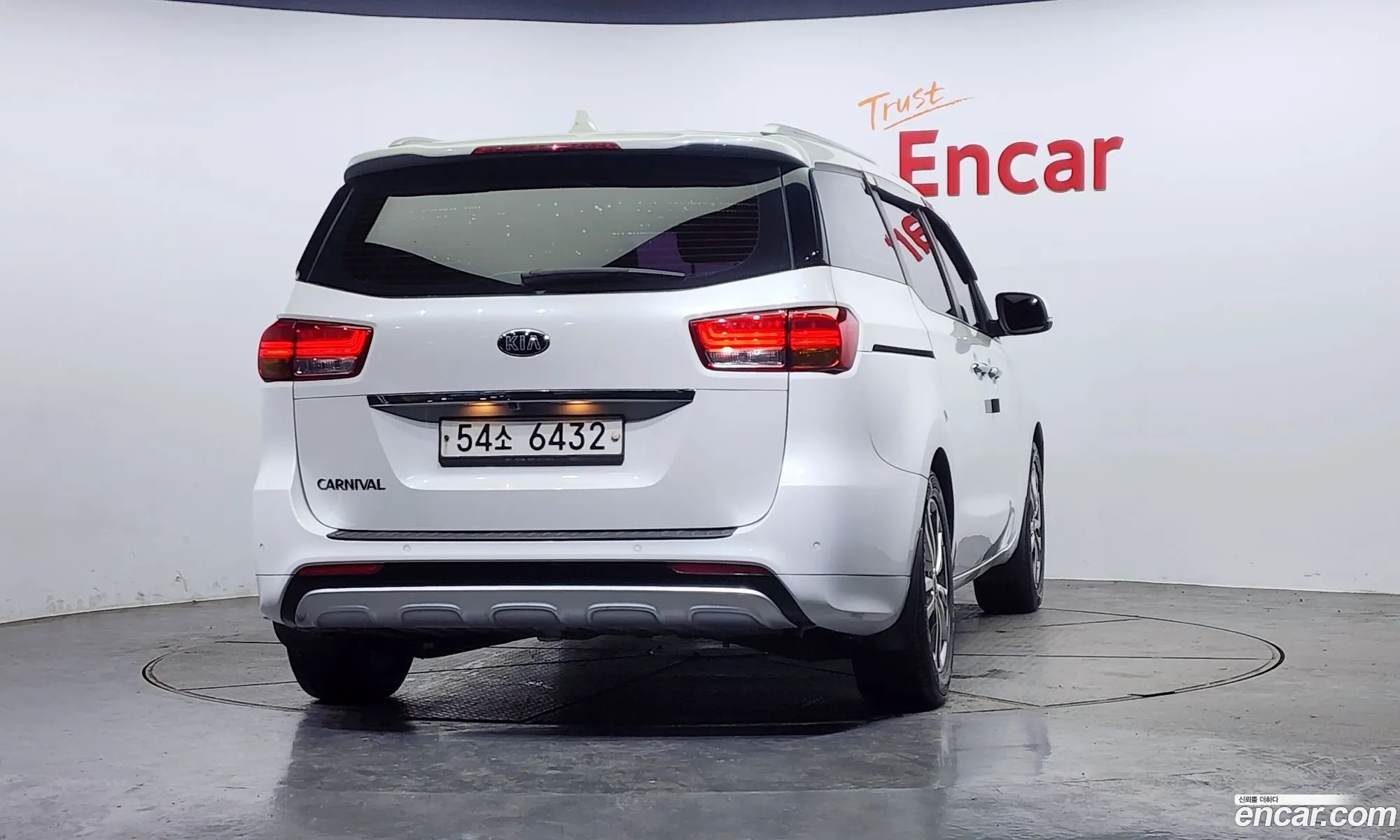Kia Carnival 9-Seater Prestige 2015 - фотография 11992454