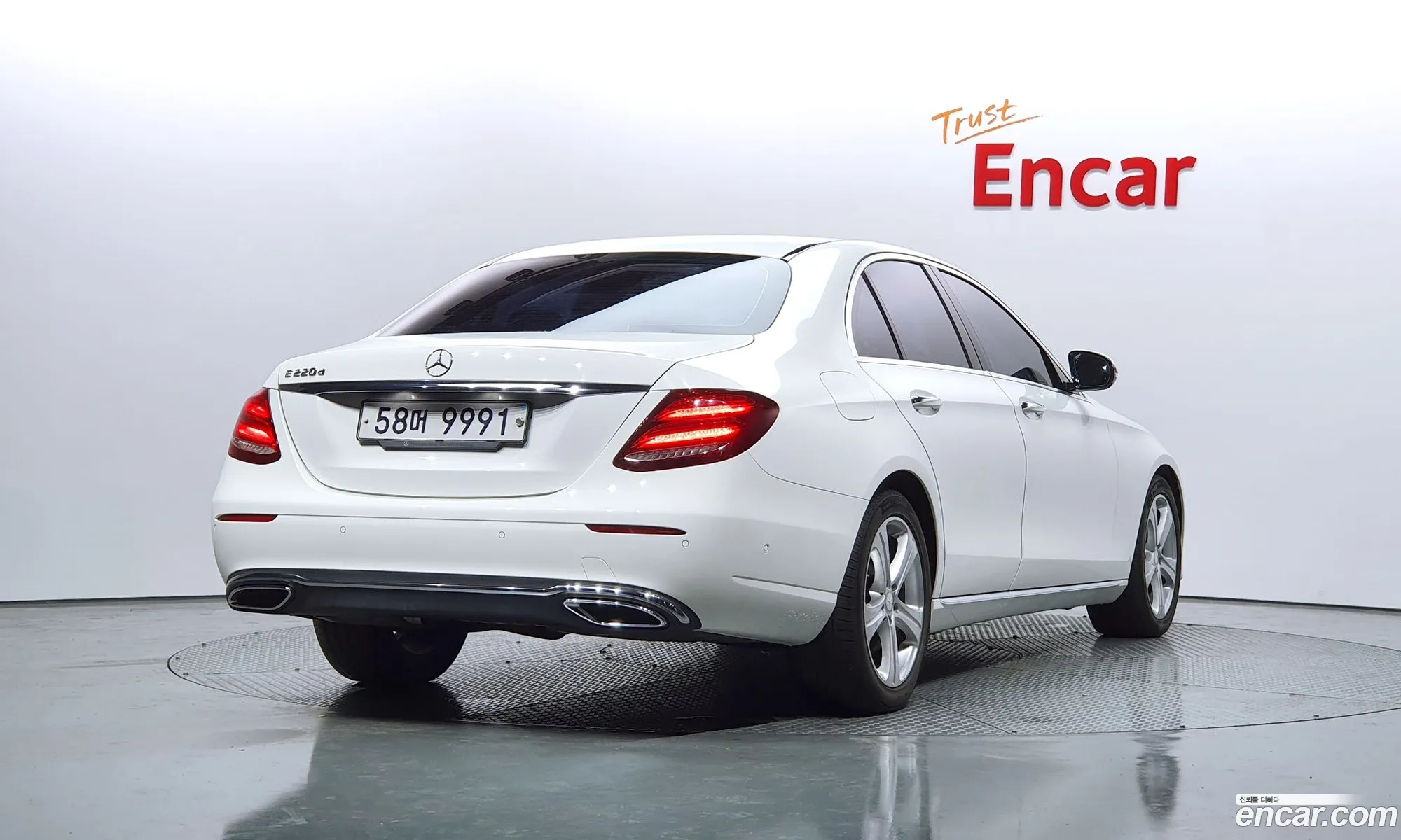 Mercedes-Benz E-Klasse E220D Avant Garde 2017 - фотография 12401489