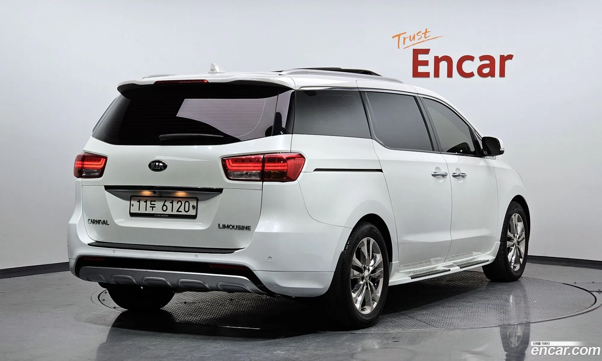 Kia Carnival Gasoline 7-Seater Limousine 2016 - фотография 13170924