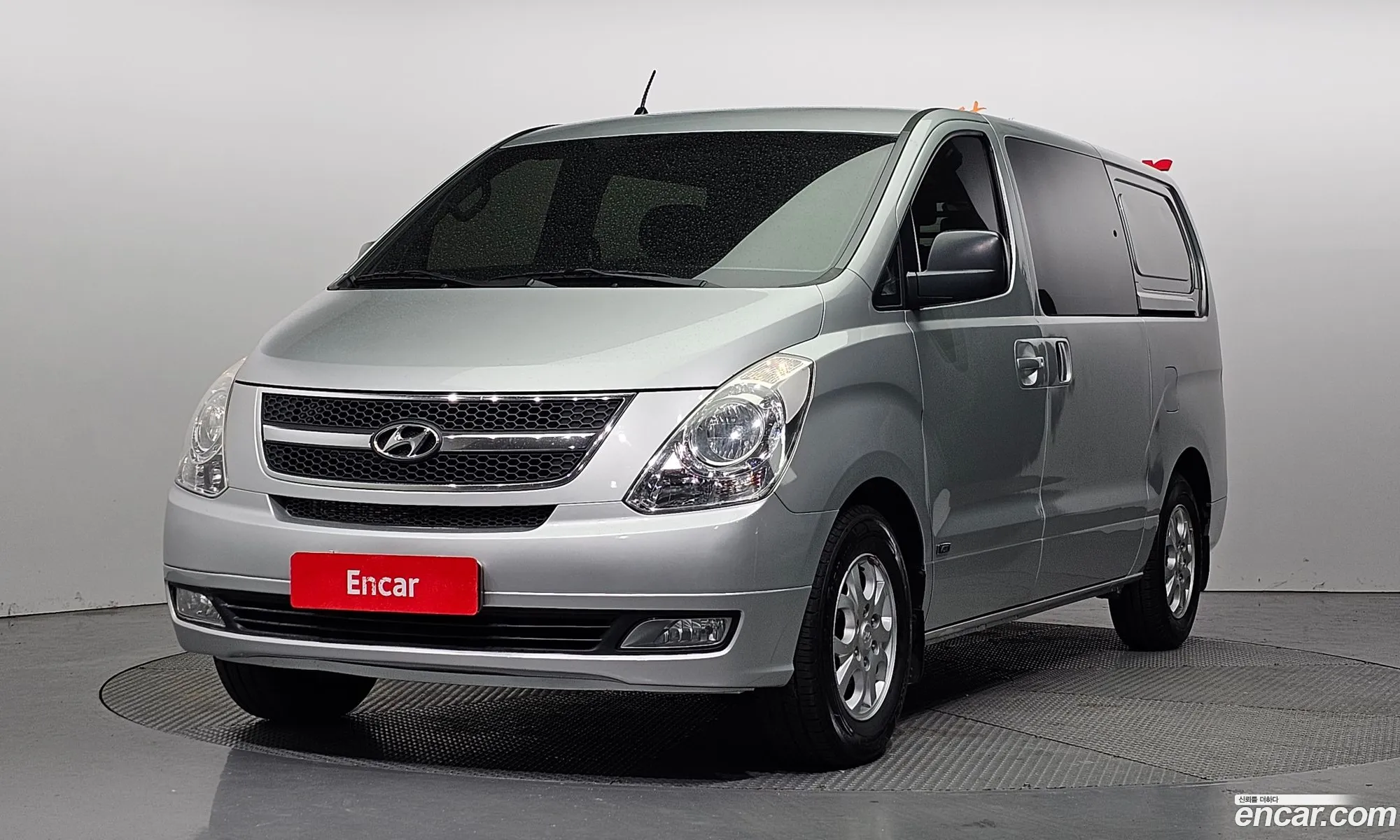 Hyundai Starex 5-Seater Van 2009 - фотография 11493572