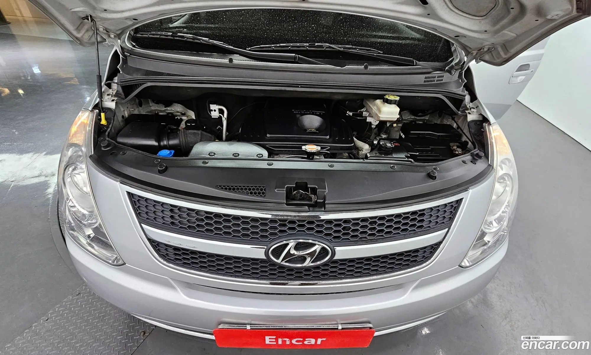 Hyundai Starex 5-Seater Van 2009 - фотография 11493577