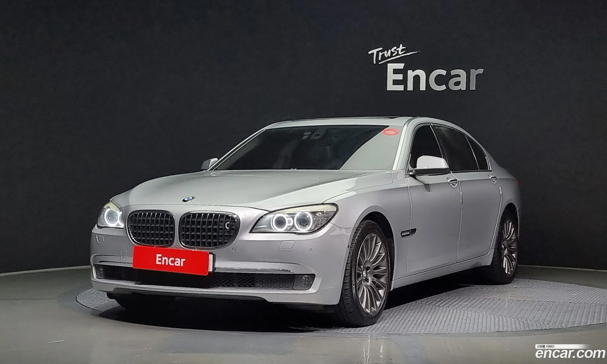 BMW 7 Series F01 750Li - фотография 265944