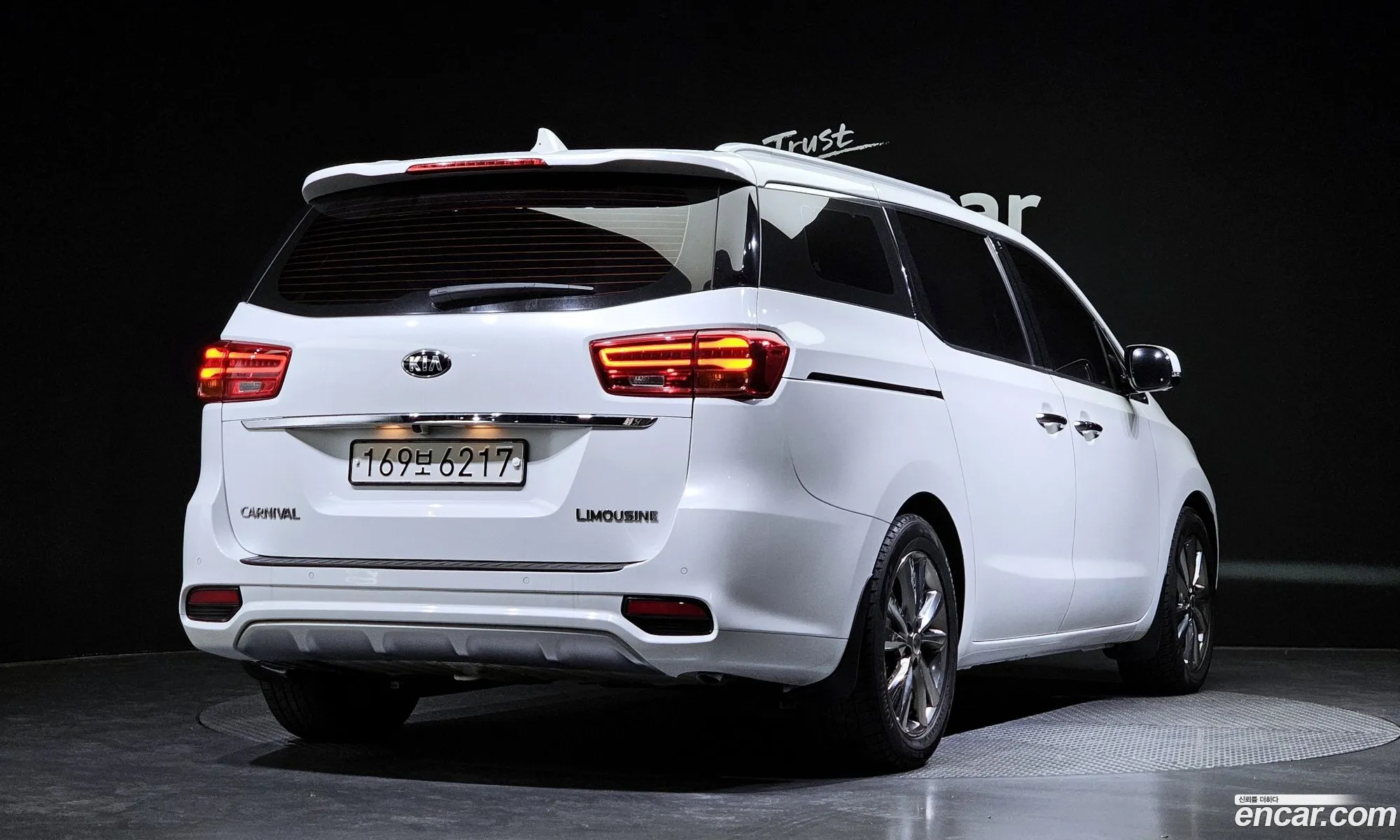 Kia Carnival 7-Seater Limousine 2020 - фотография 13565663